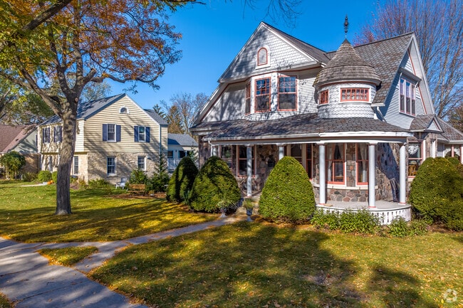 Older home along Main St. in Pewaukee.