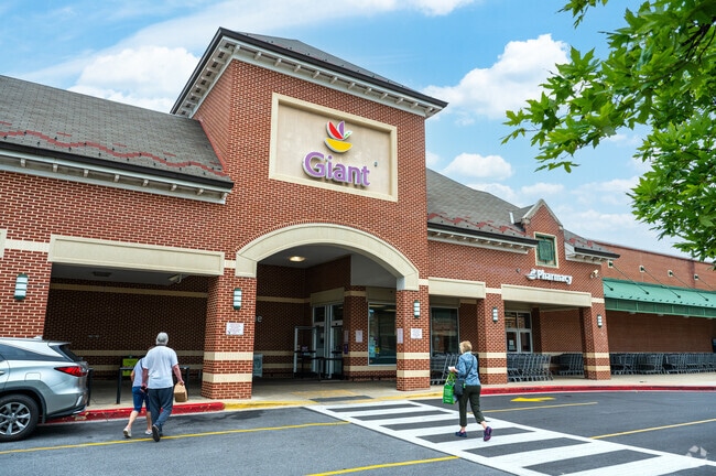 River Hill Village Center brings you Giant for all your grocery needs.