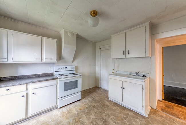 222 W Oakland Ave, Lansing, MI 48906 - photo 7