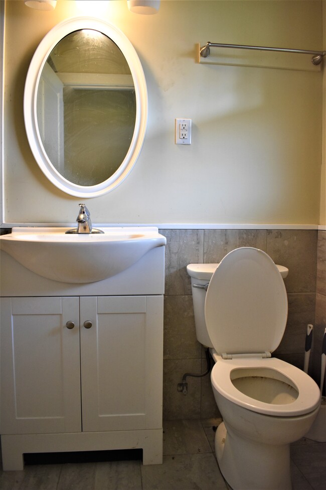 La Plaza - Modern Bathroom