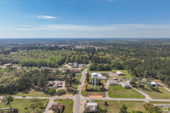 With room to spread out, Cairo offers both country and city living options.