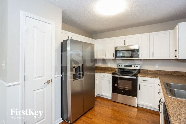 8507 Redstone View Dr, Charlotte, NC 28269 - photo 7