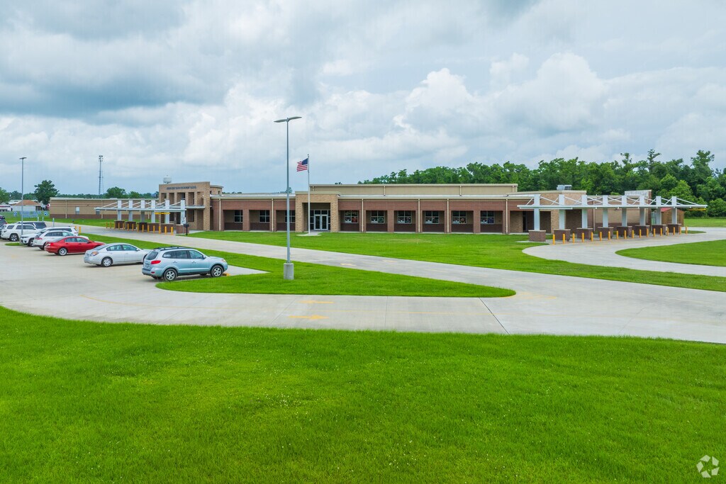 Bayou Blue Upper Elementary School serves students in grades 3 through 5 with a student teacher ratio of 21 to 1.