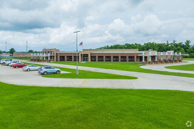 Bayou Blue Upper Elementary School serves students in grades 3 through 5 with a student teacher ratio of 21 to 1.