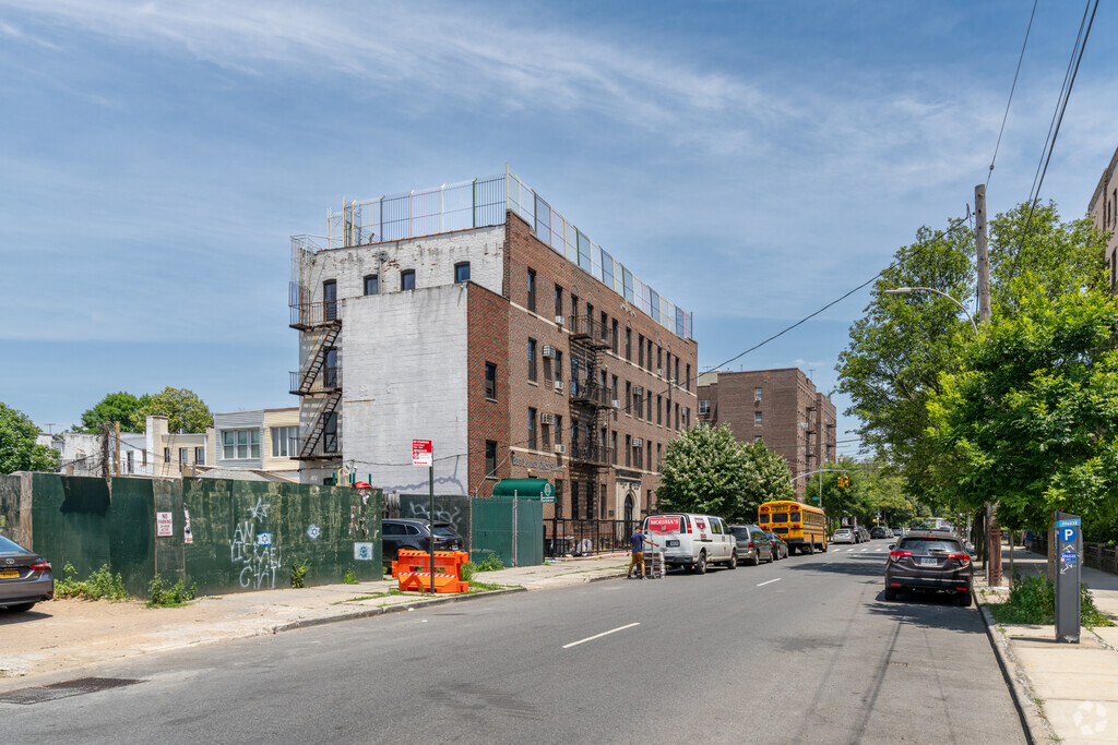 Bet Yaakov Orot Sarah is an all-girls, private Jewish school located in Midwood, NY.