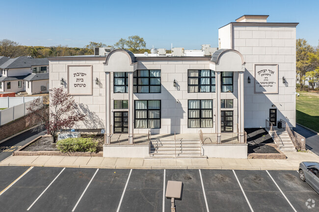 Yeshiva Shaar Hatalmud in Lakewood.