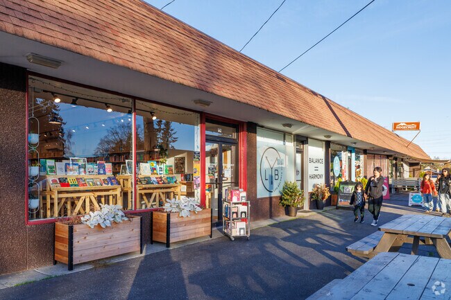 Parkwood is a short drive away from many areas and independently owned businesses.