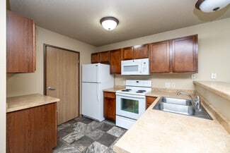 2421 36th St S, Moorhead, MN 56560