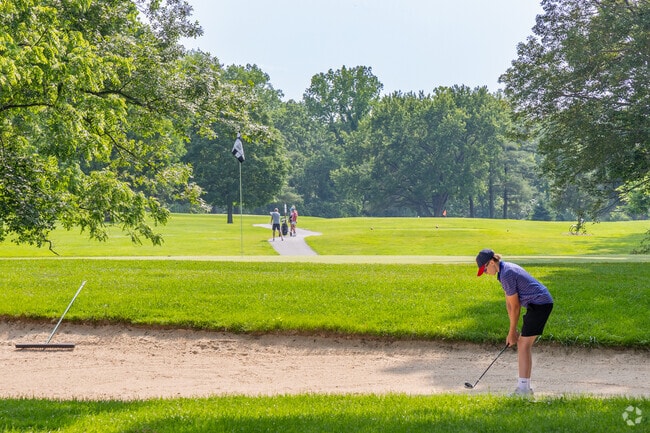 Warren County Armco Park offers an executive 18-hole golf course.