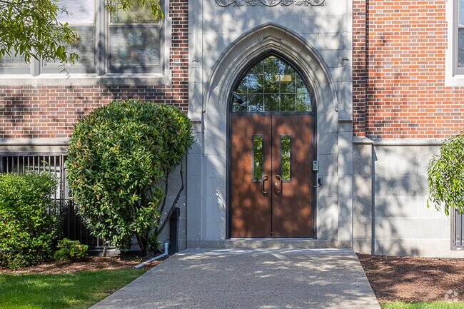 There are 27 Faculty members at St. Francis Cathedral School.