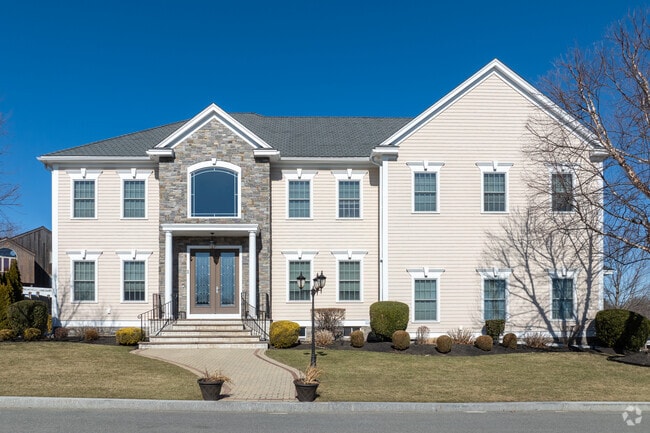 Newer builds can be found on many of the sun soaked streets of Lynnhurst.