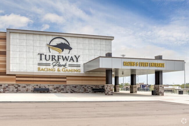 Watch horse racing at Turfway Park Racing & Gaming near Crestview Hills.