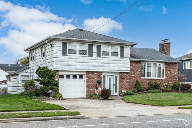 The average Split home price here in Massapequa is about $827,000.