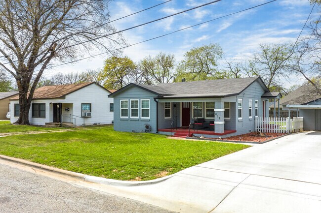Older craftsman style homes are a common and welcome sight in River Oaks.