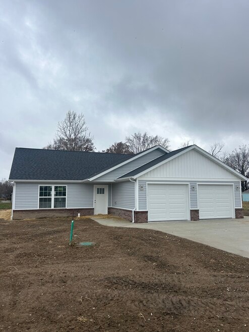 304 Jennifer, Germantown, IL 62245 - photo 1