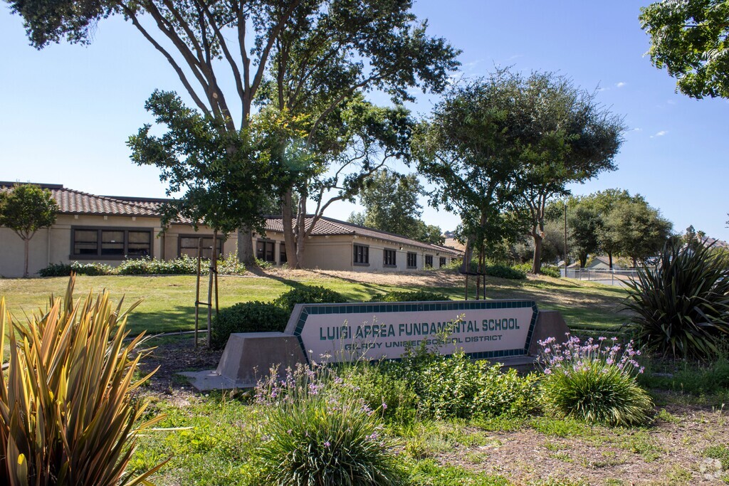 A wide shot for Luigi Aprea Elementary School.