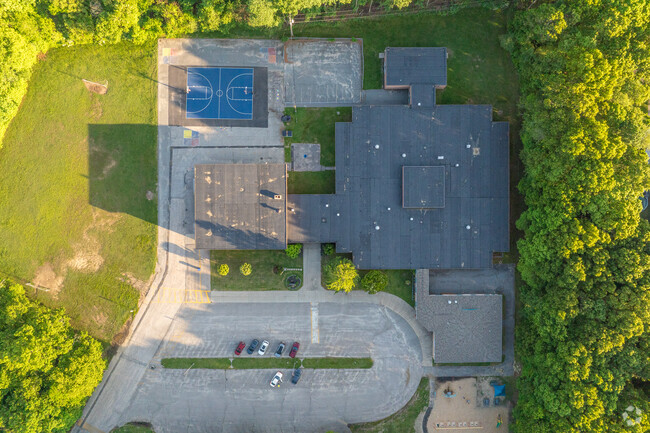 Locals love Hoxsie Elementary for its suburban convenience and its competent staff.