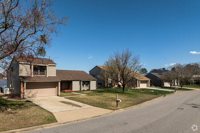 Lake Christopher's architectural landscape features rows of homes with distinctive contemporary styles.​