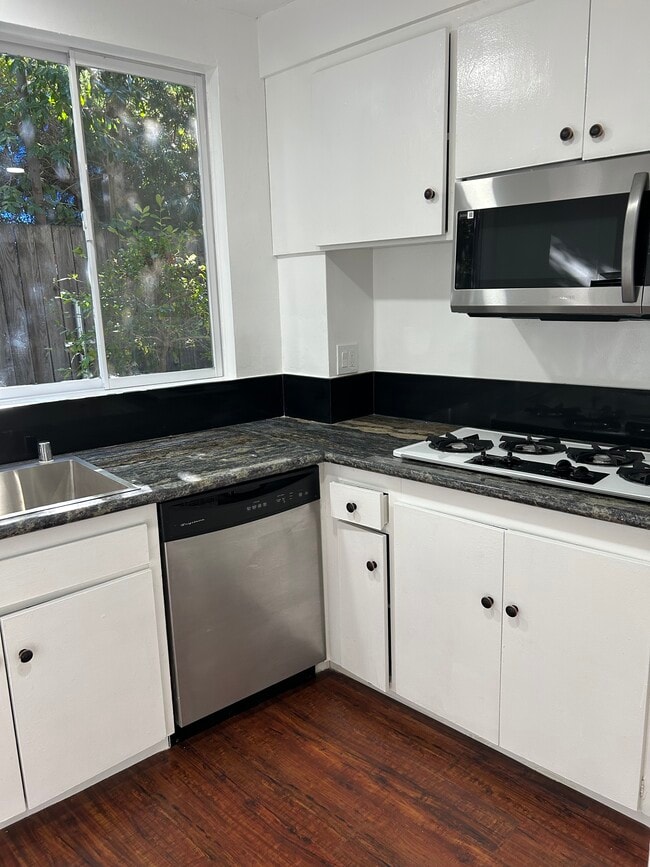 4190 Dixie Canyon Ave, Sherman Oaks, CA 91423 - photo 4