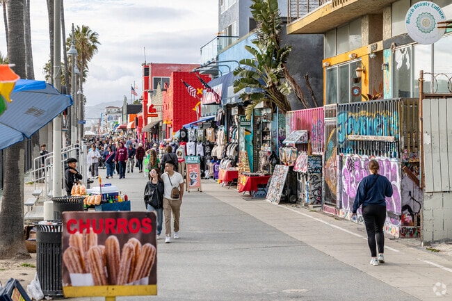 The Venice boardwalk attracts crowds every day for its artistic and hippy vibe.