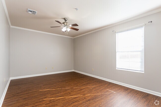 2BR, 2BA - 1,060SF
