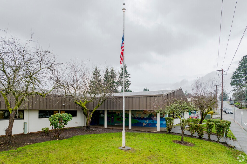 Entrance to Point Defiance Elementary School.