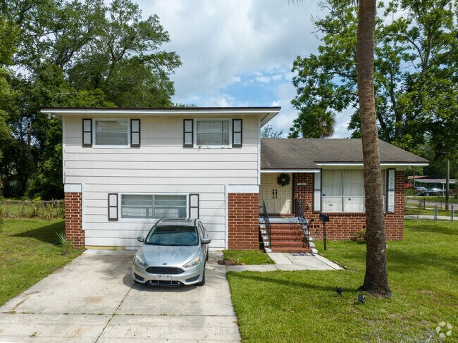 Split-level homes can be found throughout the Carver and Edgewood Manor neighborhood.