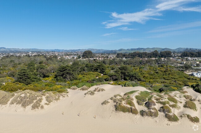 Psimo Beach has many outdoor attractions.