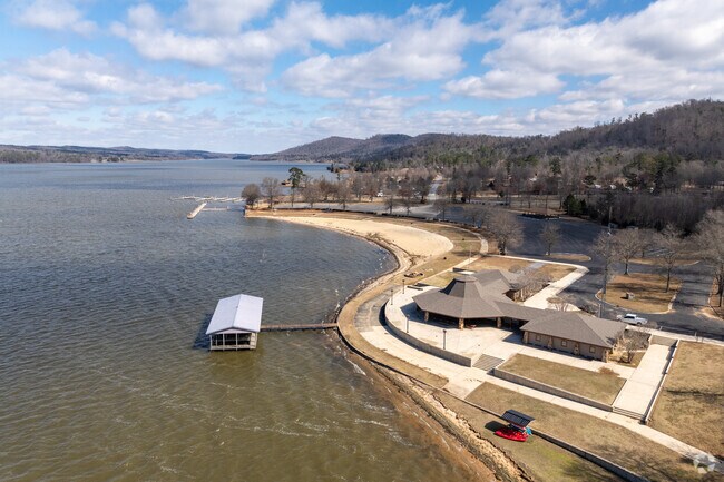 There are abundant options for water activities at the Lake Guntersville State Park in Guntersville Alabama.