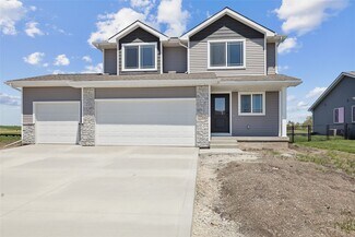 2208 White Oak Ln, Granger, IA 50109