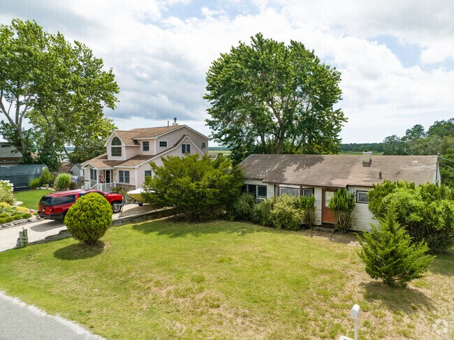 Lovely ranch and cape cod style homes in Westhampton.