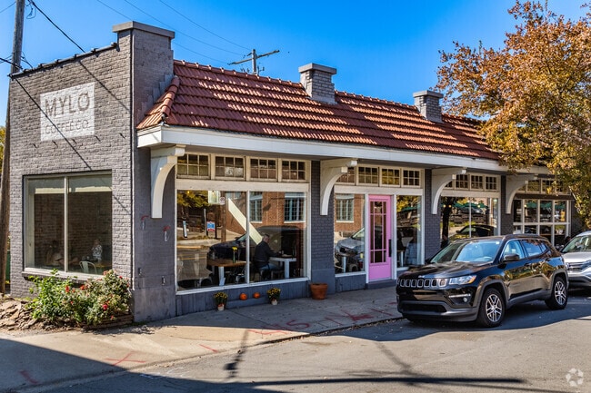 There are several local retailers along Kavanaugh Blvd.