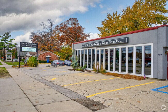The Glenside Pub is a family pizza parlor located in the neighborhood.