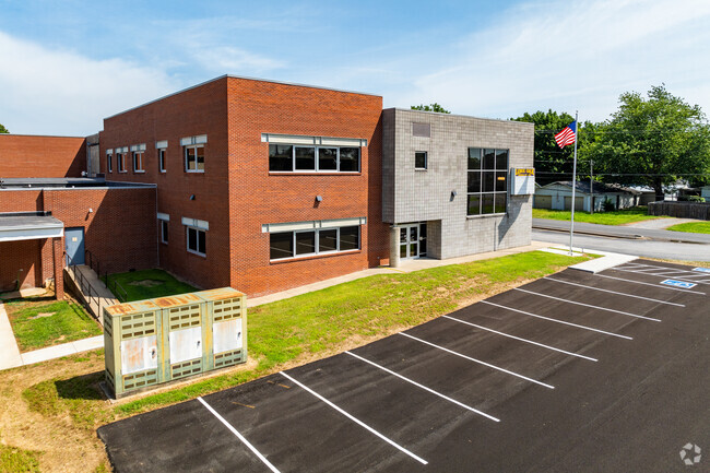 The student population of Lone Oak Intermediate School is 426 and the school serves 4-5.
