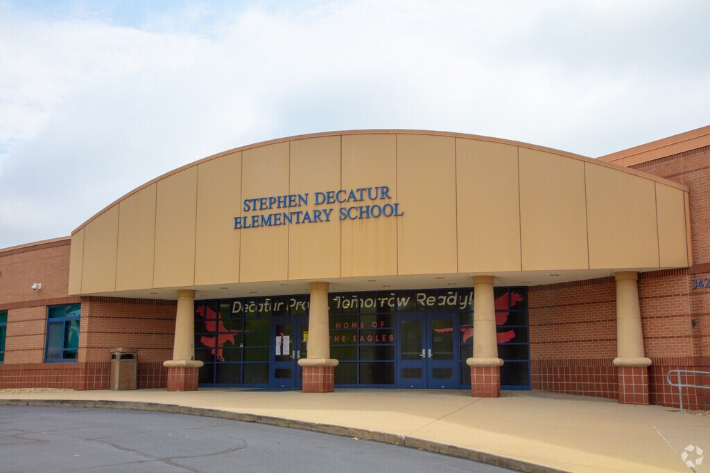 Stephen Decatur Elementary School front entrance in Mars Hill.