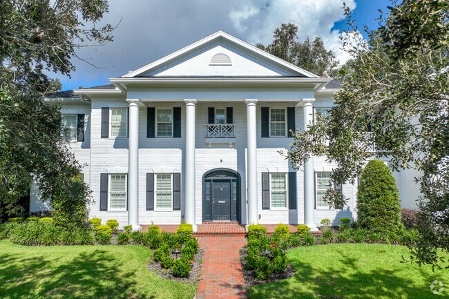 Golfview has many Colonial homes in its community.