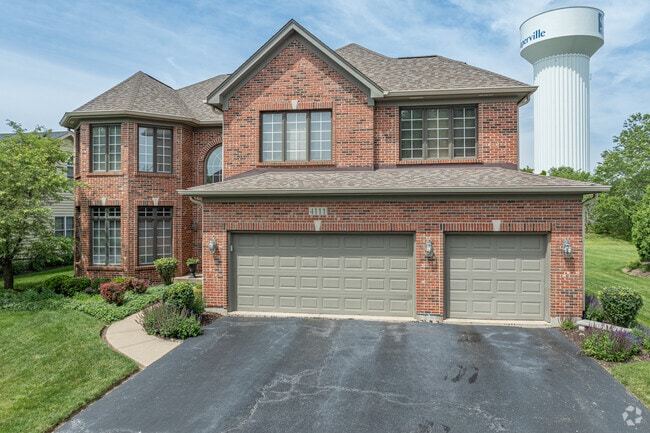 Home prices in Crestview Knolls fall between $550,000 and $925,000.