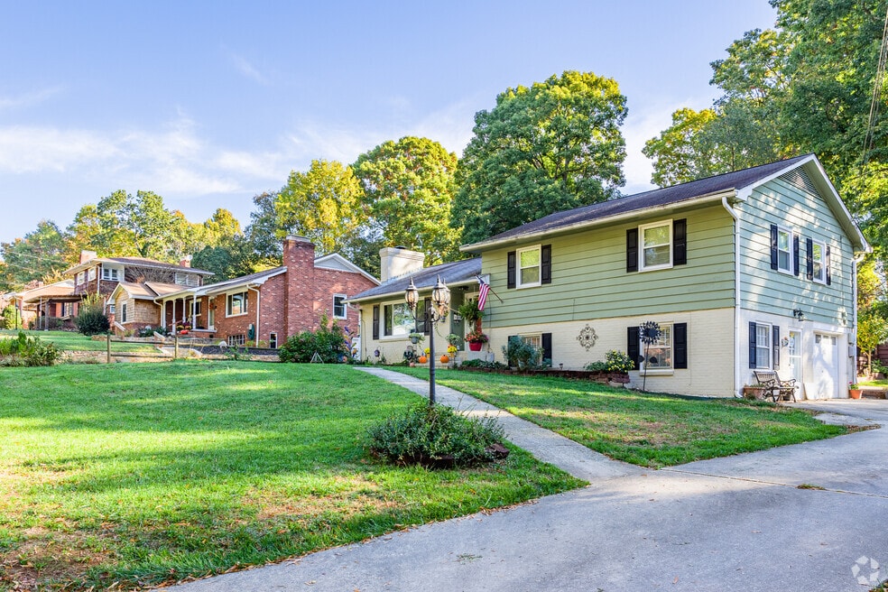 Neighborhood_Knollwood-Hanestown_V3_03524.mp4