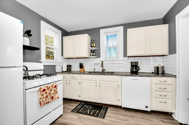 207 New York St, La Porte, IN 46350 - photo 3