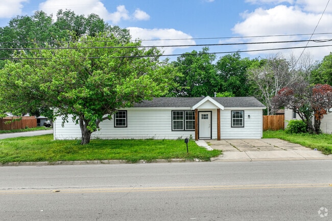 Ranch homes are the predominant style in Sansom park.