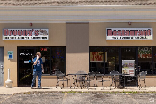 Droopy’s Gyros is a reliable stop for mixed casual eats.
