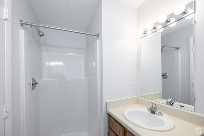 2BR, 2BA Classic - 800SF - Bathroom