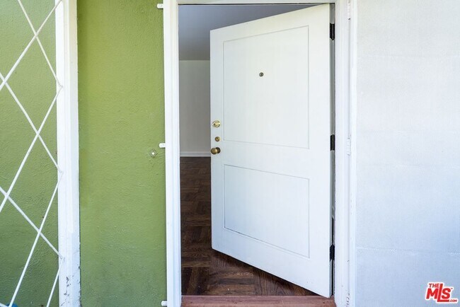 5420 Village Green, Los Angeles, CA 90016 - photo 4