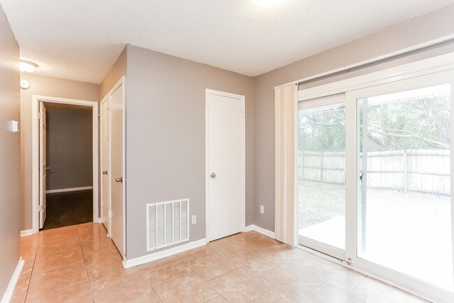 5049 Yearling Ln, Jacksonville, FL 32210 - photo 7