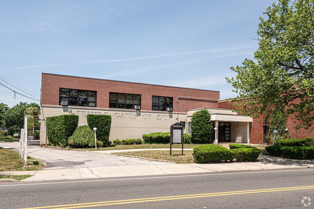 Cheder at the Ohel serves grades 1- 8 in Valley Stream.