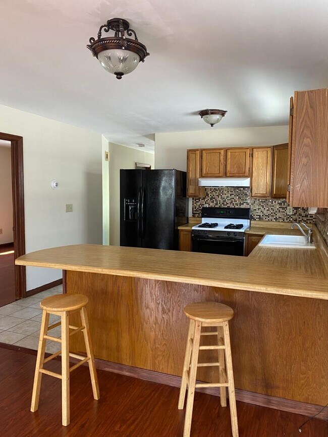 821 Hamilton St unit Upper, Schenectady, NY 12307 - photo 6