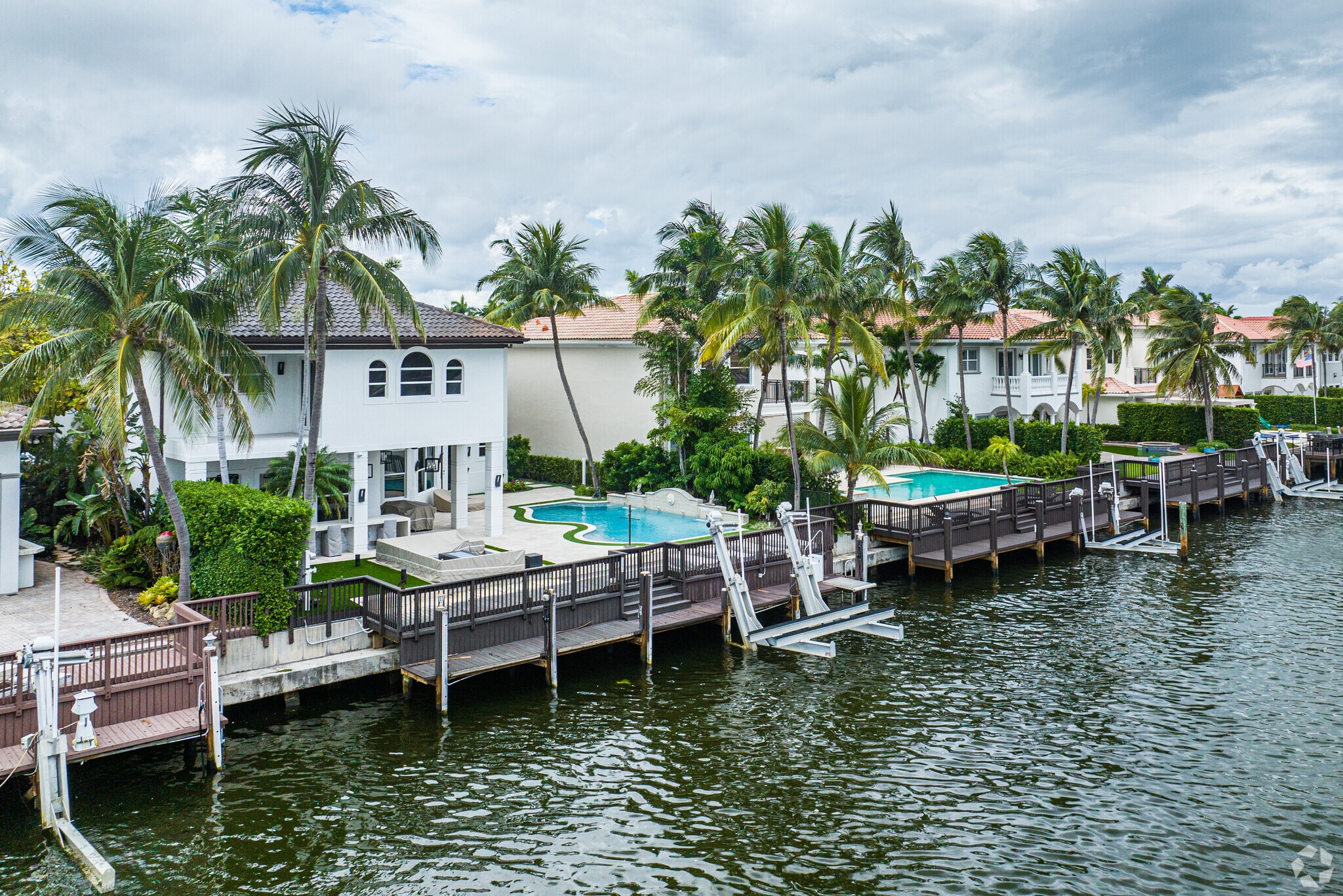 Hollywood Lakes features beautifully maintained rows of classic homes.