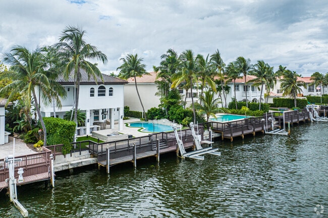 Hollywood Lakes features rows of classic  Art Deco and Mediterranean-style homes.