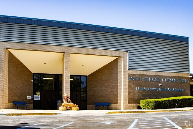 Main Street Elementary School serves students in the Troy community.