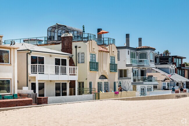 Large homes line the beach at Hermosa Beach.